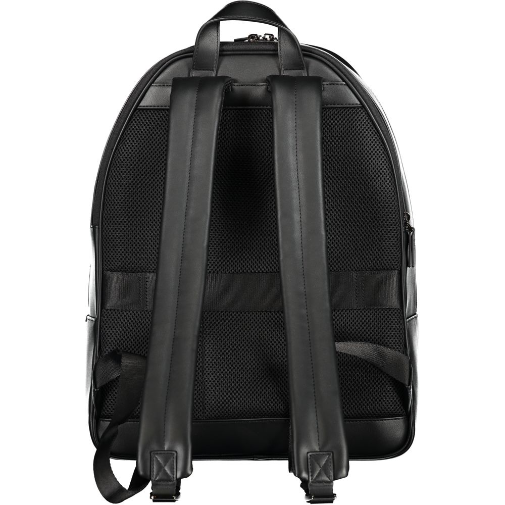 Sac à dos homme Tommy Hilfiger en polyuréthane noir, avec poches frontales et détails signature.