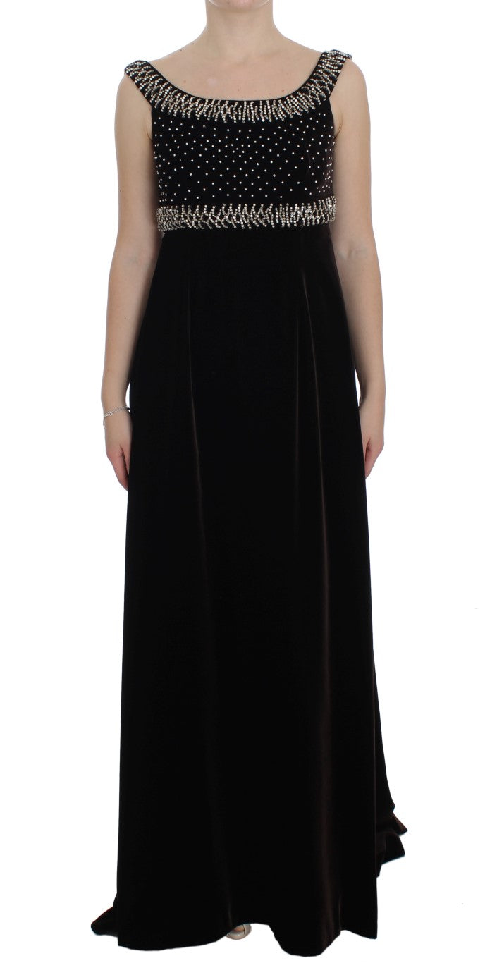 Robe longue en velours brun Dolce & Gabbana, mannequin portant une robe sirène ornée de cristaux élégants.