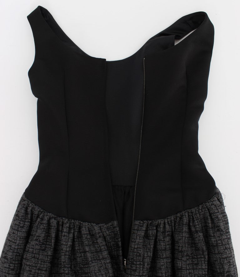 Robe longue noire et grise Dolce & Gabbana, robe fourreau élégante en tissu fluide, portée élégamment.