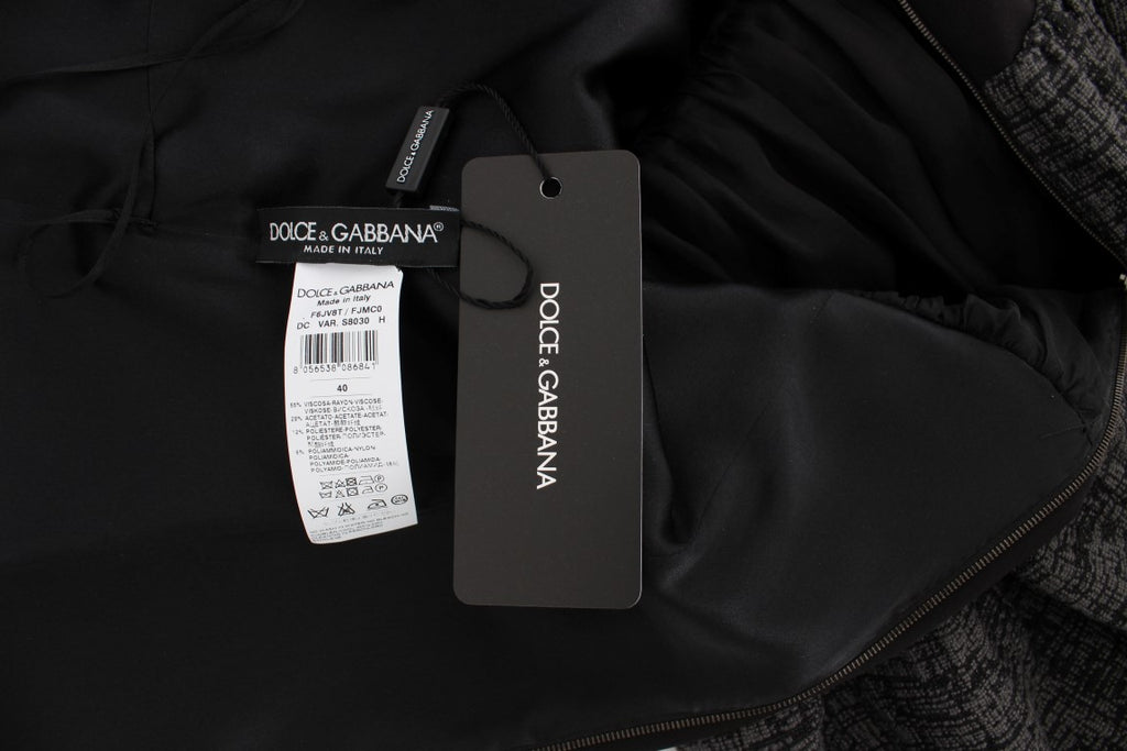 Robe longue noire et grise Dolce & Gabbana, robe cintrée élégante en tissu fluide, vue en pleine longueur.
