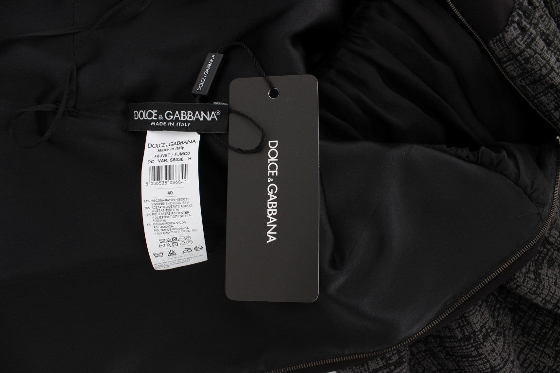 Robe longue noire et grise Dolce & Gabbana, robe cintrée élégante en tissu fluide, vue en pleine longueur.