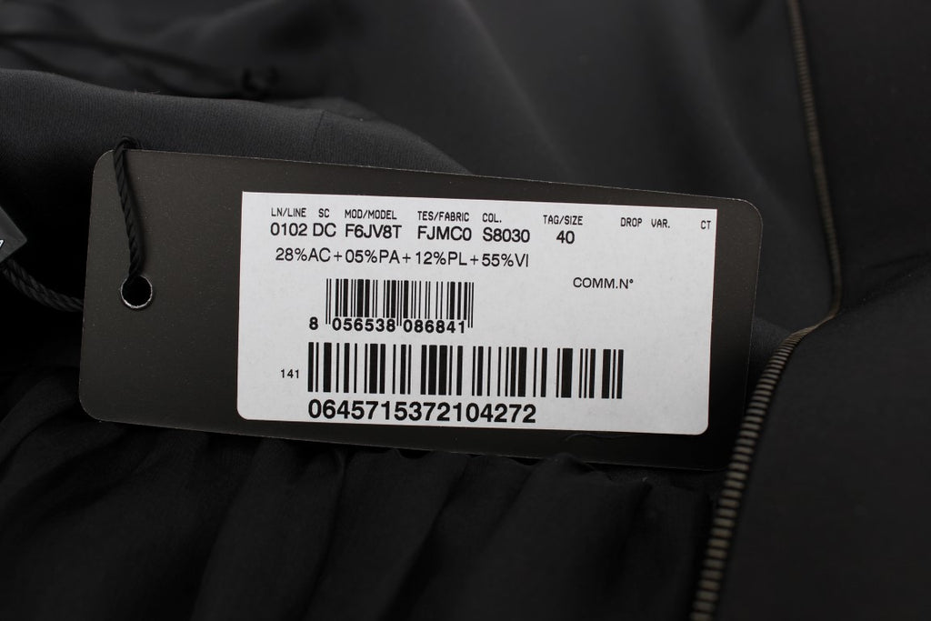 Robe longue Dolce & Gabbana noire et grise, robe de soirée ajustée en tissu élégant, portée en pleine longueur.