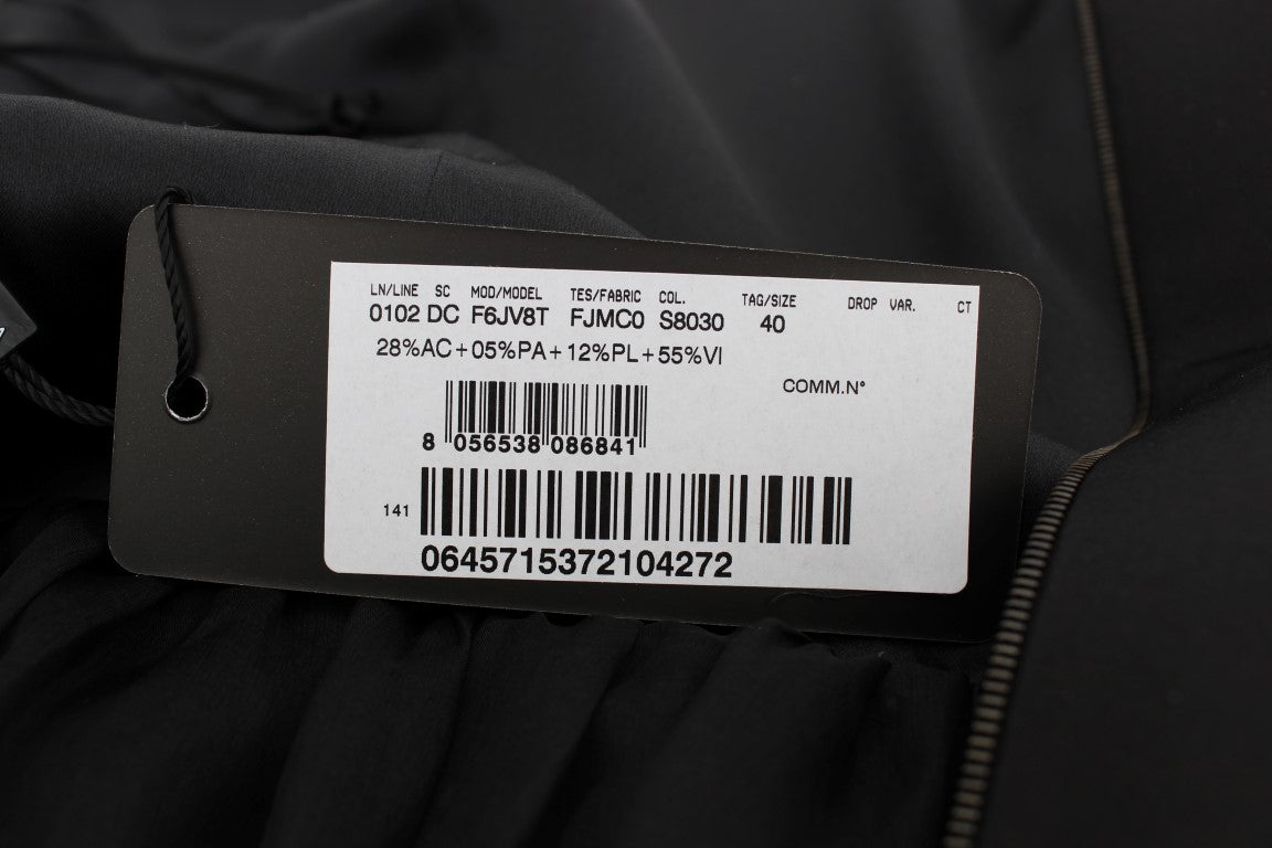 Robe longue Dolce & Gabbana noire et grise, robe de soirée ajustée en tissu élégant, portée en pleine longueur.
