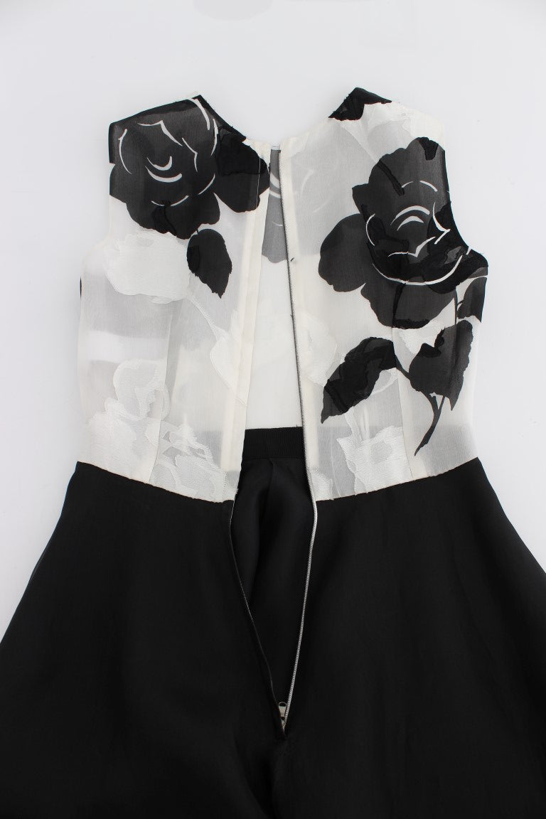 Robe longue en soie noire et blanche à fleurs de Dolce & Gabbana, coupe ajustée et élégante, portée pour une occasion sophistiquée.
