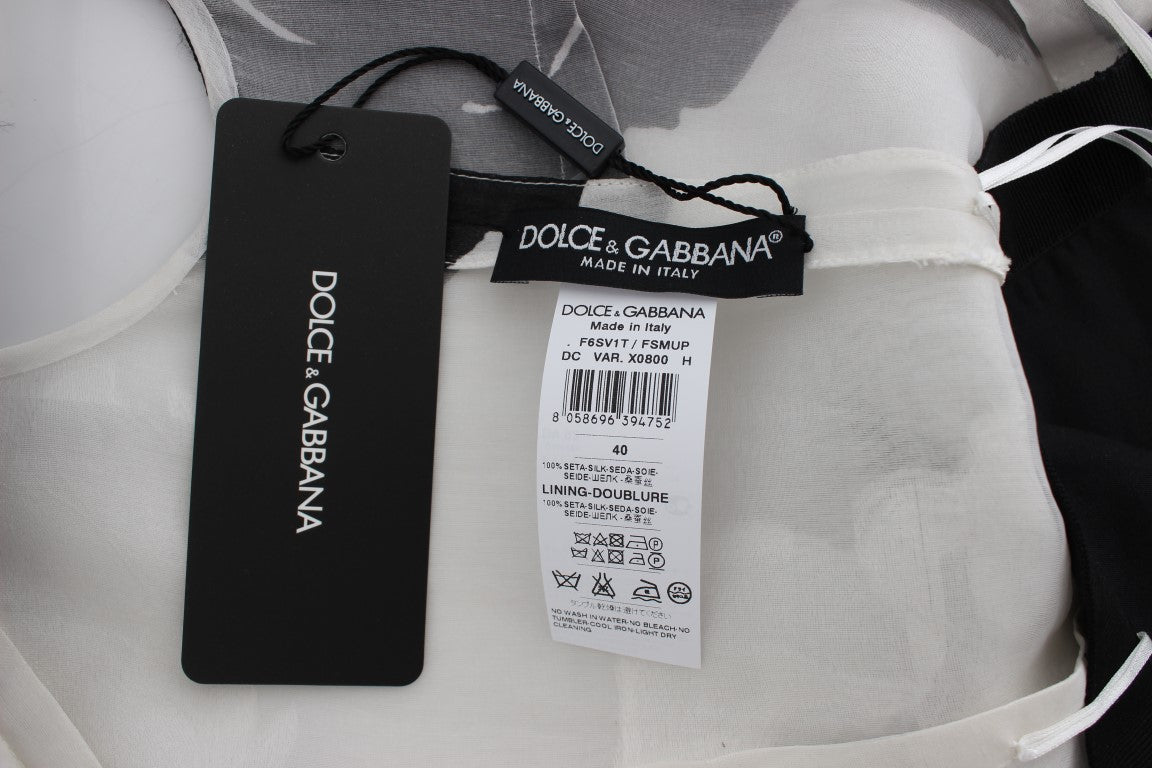 Robe longue en soie noire et blanche à motifs floraux de Dolce & Gabbana, robe cache-cœur élégante et sophistiquée.