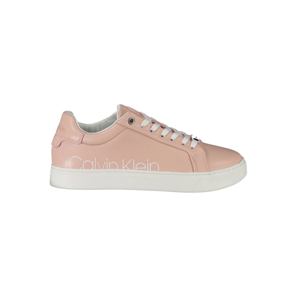 Sneakers en cuir rose pour femmes de la marque Calvin Klein, style décontracté avec semelle blanche et design élégant.