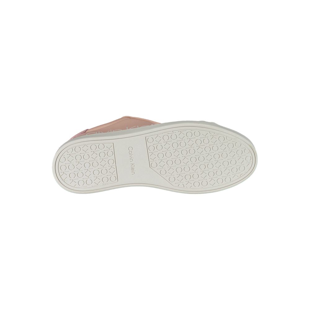 Chaussures sneakers en cuir rose pour femme de Calvin Klein, style élégant et moderne, vue de face.