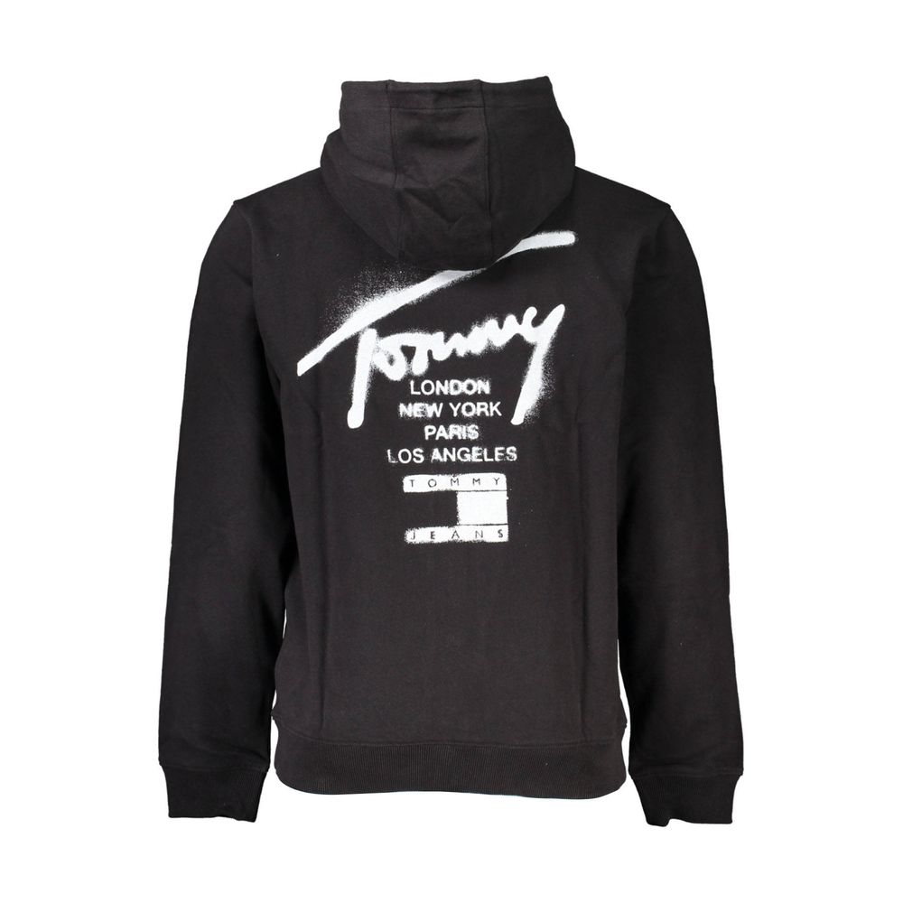 Sweat-shirt homme Tommy Hilfiger en coton noir, avec logo discret sur la poitrine, porté sur un mannequin.