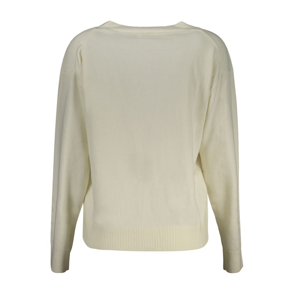 Cardigan blanc en polyester Guess Jeans pour femmes, douceur et style décontracté, porté ou posé sur un fond neutre.