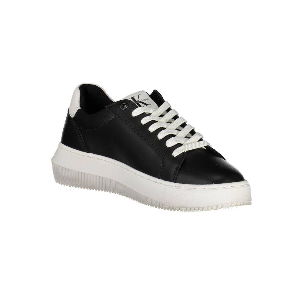 Chaussures sneaker pour femmes en cuir noir de la marque Calvin Klein, vue de côté.