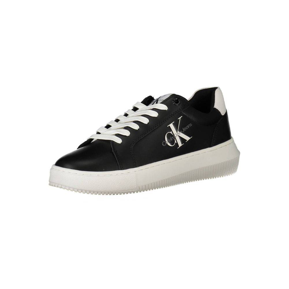 Sneakers pour femmes Calvin Klein en cuir noir, profil montrant la semelle et le design élégant de la marque.