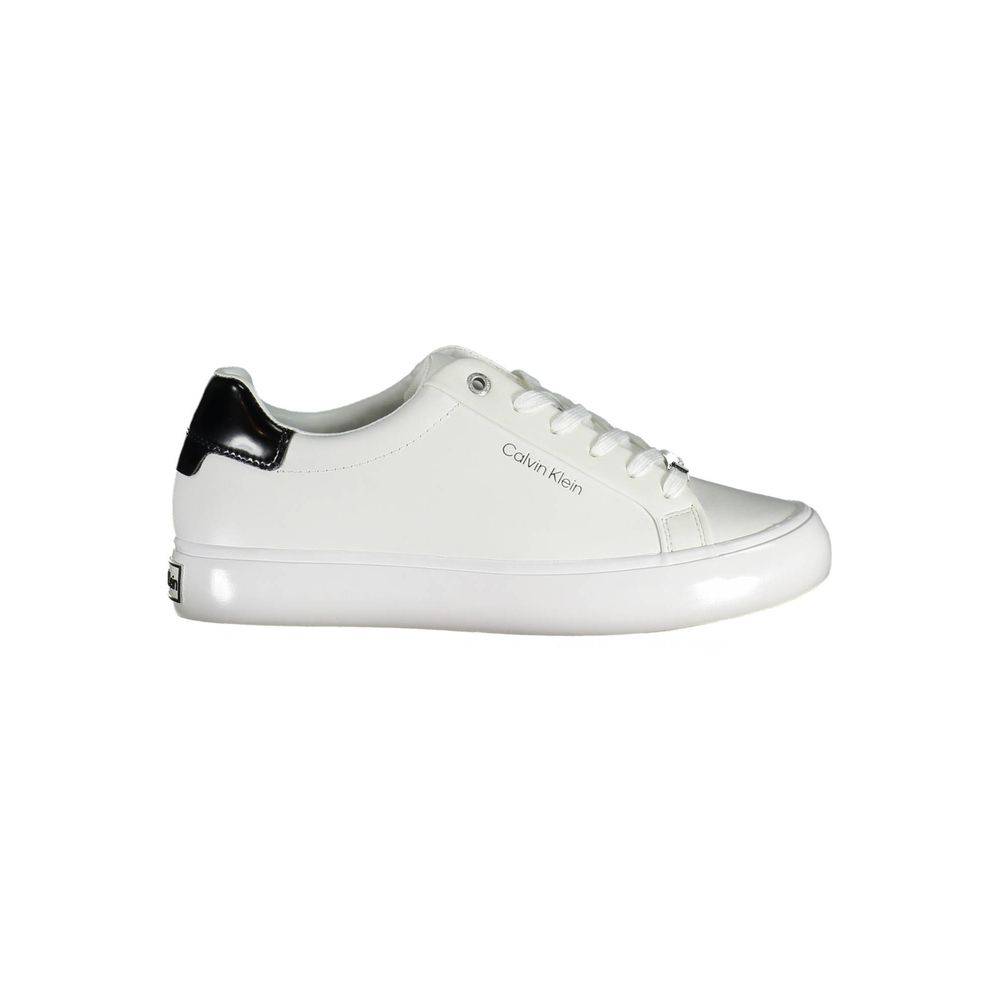 Sneakers pour femmes Calvin Klein Bianco Pelle en cuir blanc, vue de face, avec semelle blanche.
