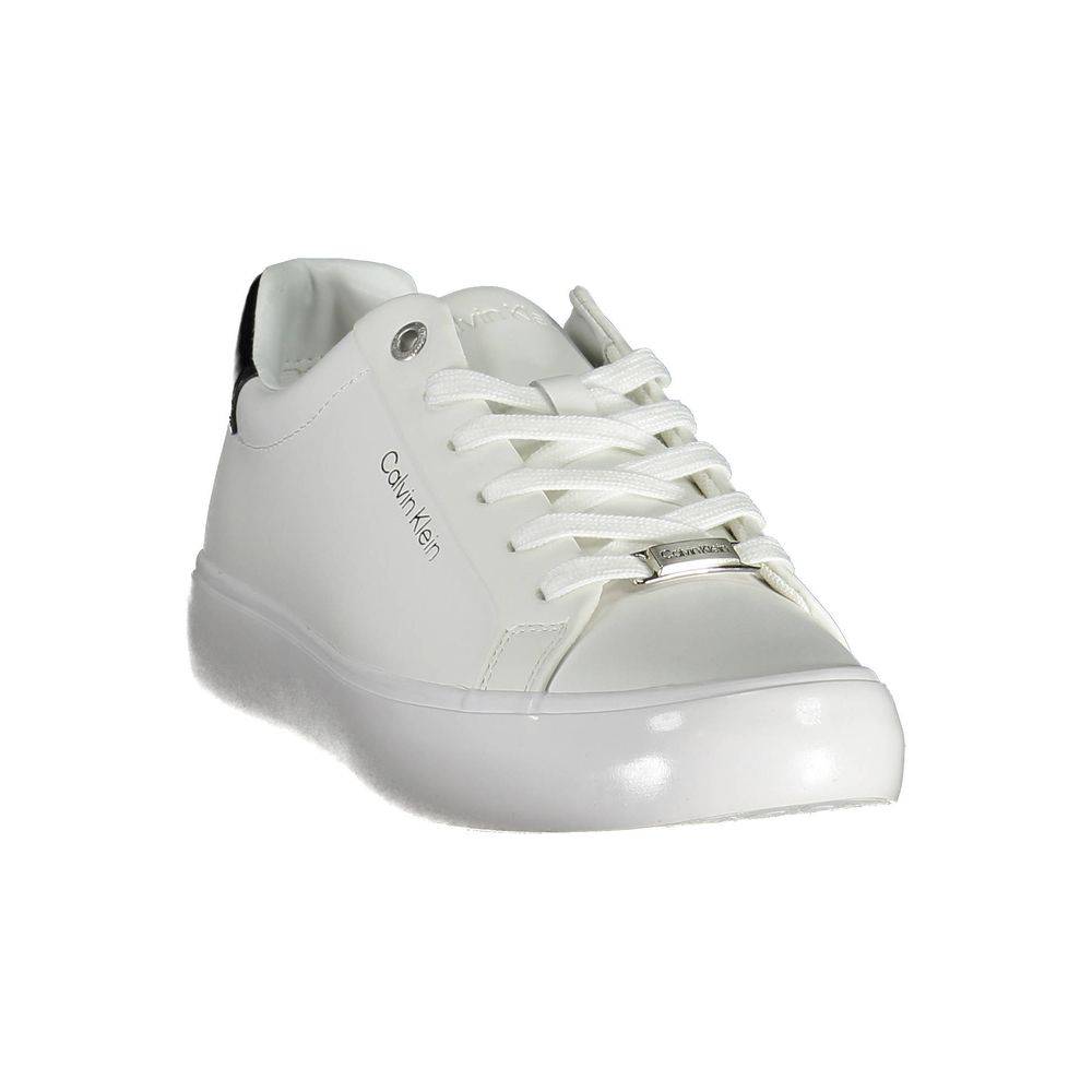 Sneakers femmes Calvin Klein en cuir blanc, style moderne et élégant, vue de face.
