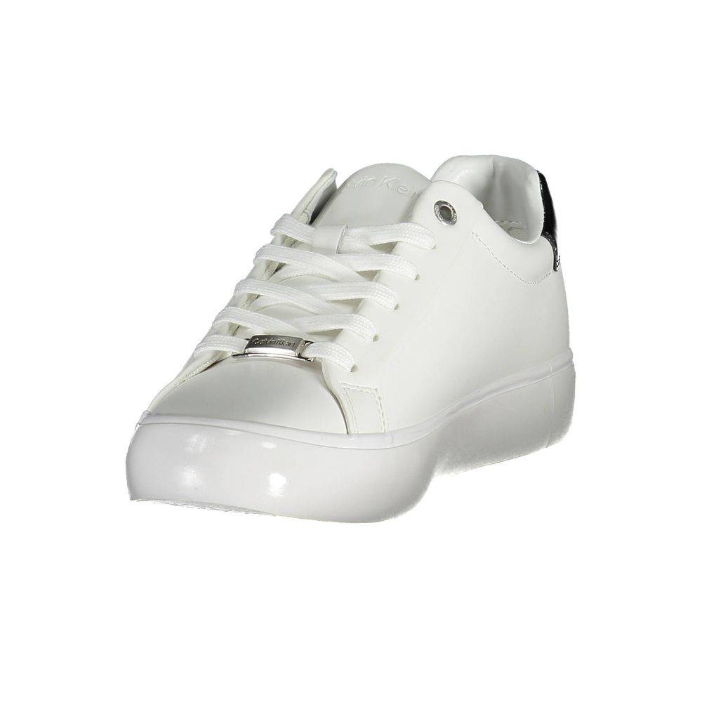 Sneakers blanches pour femmes Calvin Klein en cuir, mode élégante et confortable, visibles sur une femme.