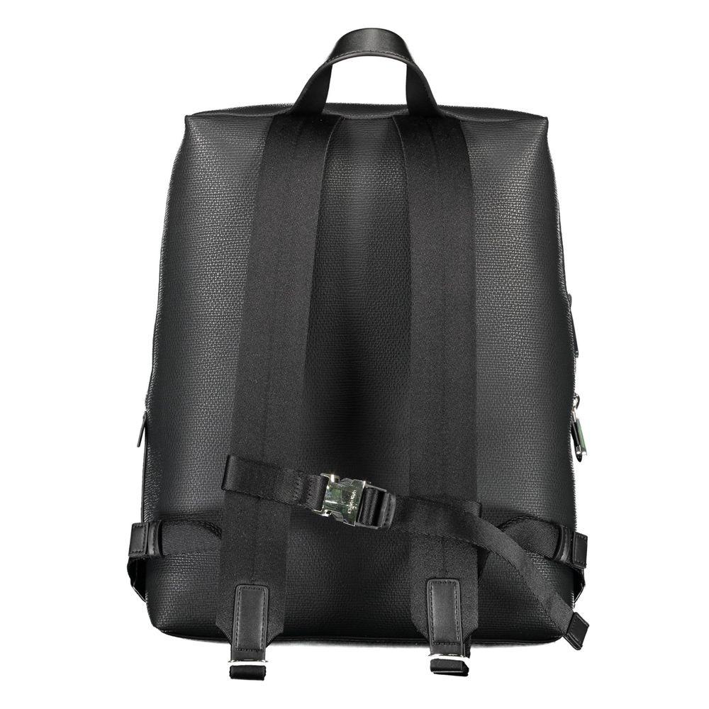 Sac à dos pour homme Calvin Klein en polyester noir, avec compartiments et logo visible sur le devant.