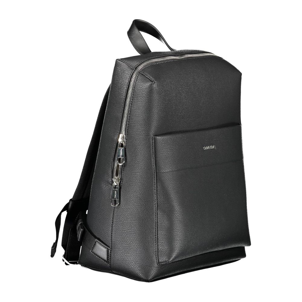 Sac à dos pour homme Calvin Klein en polyester noir, avec plusieurs compartiments et logo Calvin Klein visible.