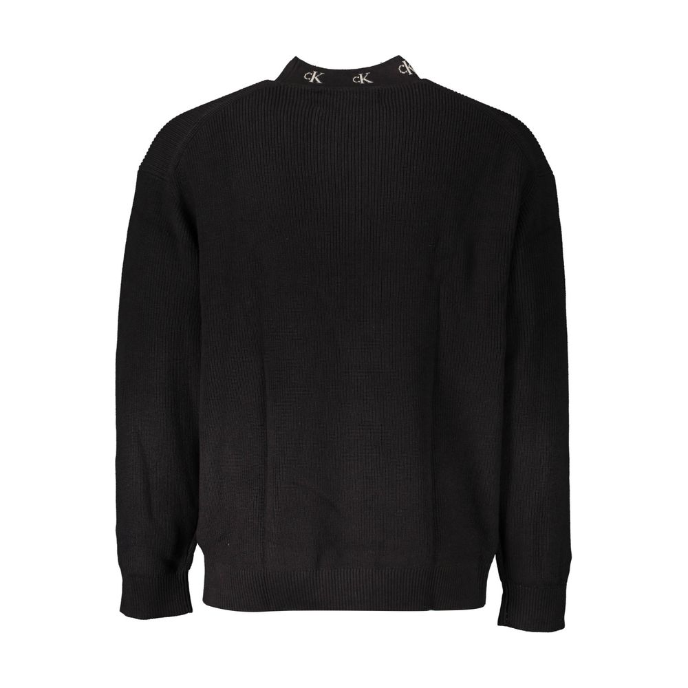 Pull homme Calvin Klein en coton noir, classique et confortable, avec logo discret sur la poitrine.