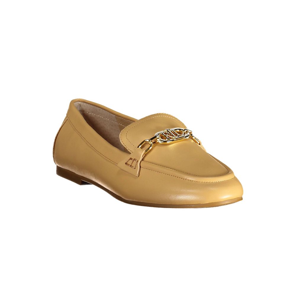 Chaussures classiques en cuir beige pour femmes de Ralph Lauren, élégantes et confortables, vue de côté.
