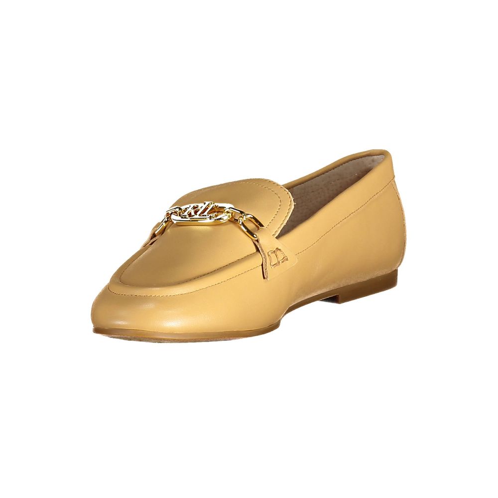 Chaussure classique pour femme Ralph Lauren en cuir beige, style élégant et sophistiqué, vue de côté.