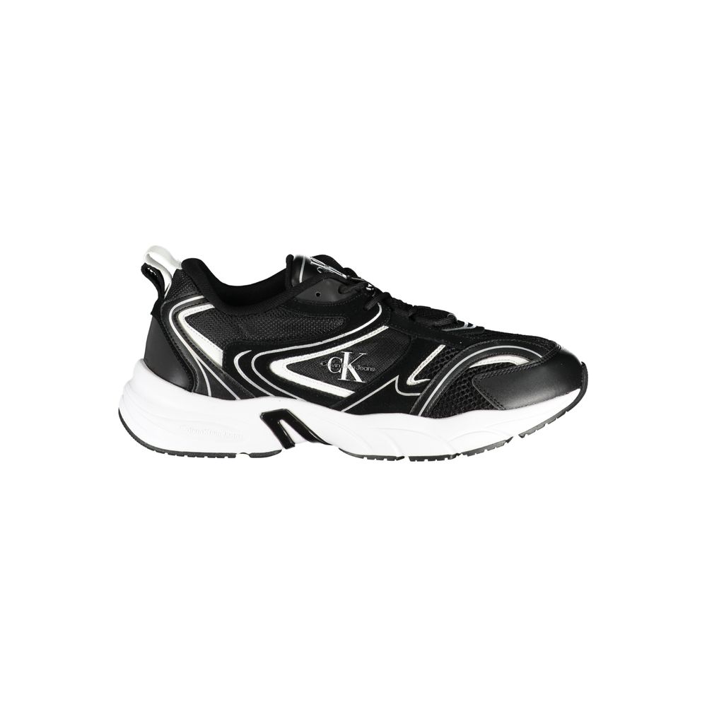 Sneaker homme en polyuréthane noir de la marque Calvin Klein, vue de côté avec design moderne et semelle blanche.