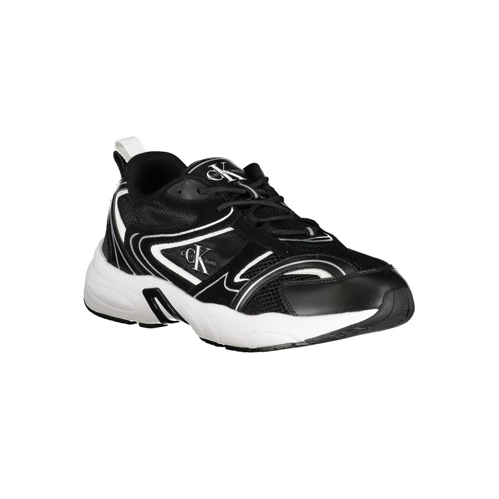 Sneaker homme en polyuréthane noir de la marque Calvin Klein, vue de face avec détails de design moderne.