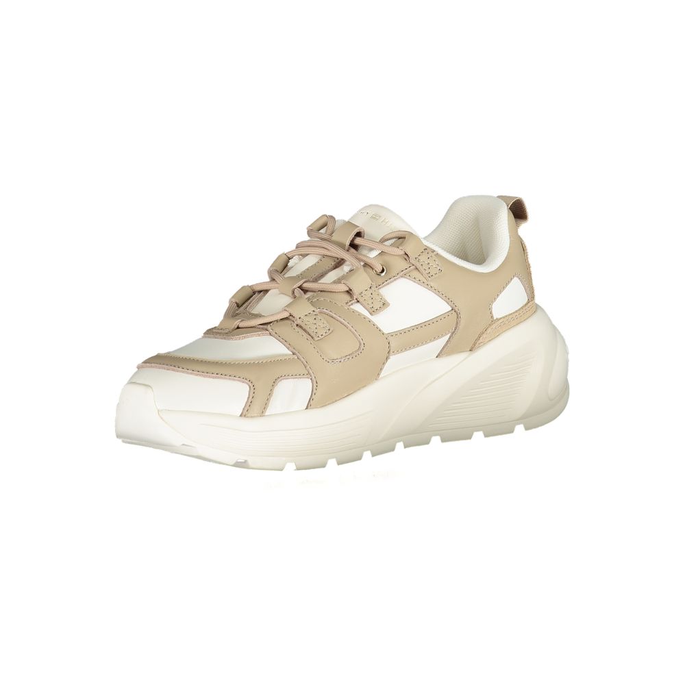 Sneakers blanches en polyuréthane pour femmes de Tommy Hilfiger, style décontracté et moderne, visibles en gros plan.