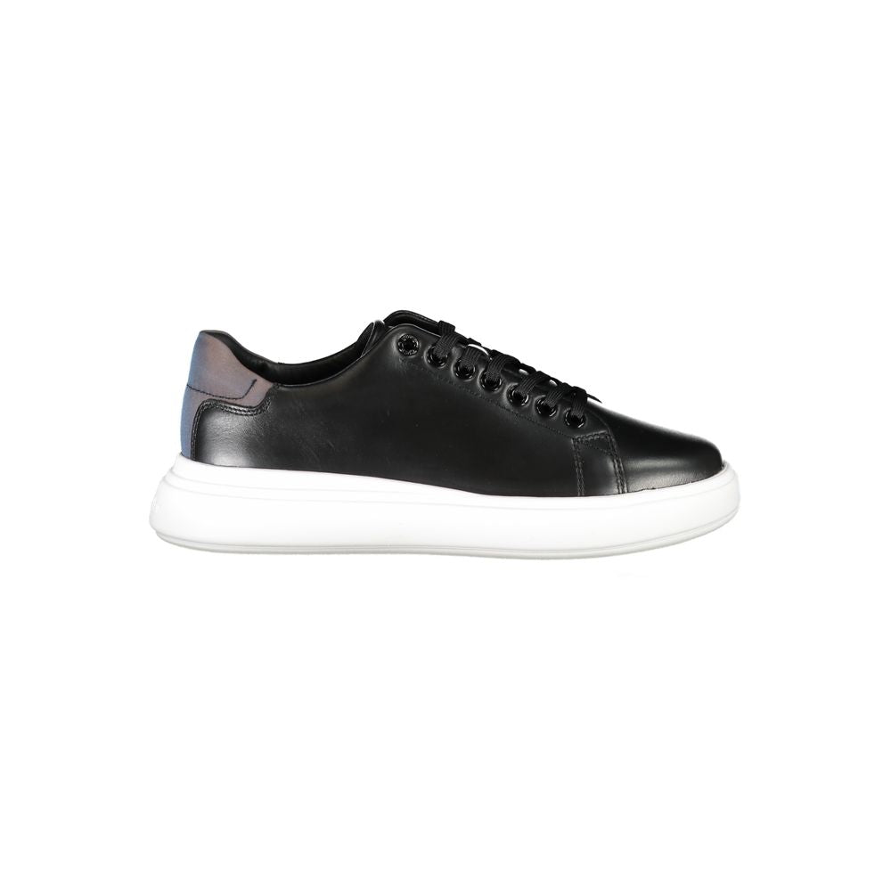 Chaussures femme Calvin Klein en cuir noir, baskets sport élégantes avec semelle blanche visible.