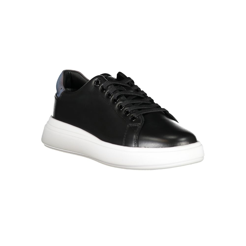 Sneakers pour femmes en cuir noir de Calvin Klein, chaussures décontractées avec semelle blanche, style moderne et élégant.