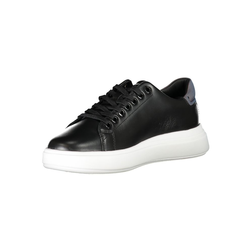 Sneakers femme en cuir noir de Calvin Klein, chaussures sport élégantes avec détails modernes et semelle blanche.