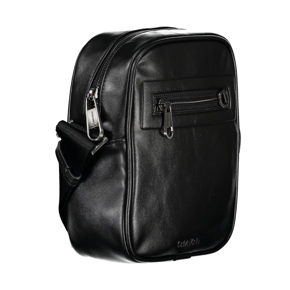 Sac épaule noir urbain Calvin Klein Sleek Urban avec design élégant et logo discret, visible dans l'image.