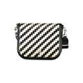 Sac à main pour femmes en polyuréthane noir de la marque Tommy Hilfiger, avec détails élégants et bandoulière ajustable.
