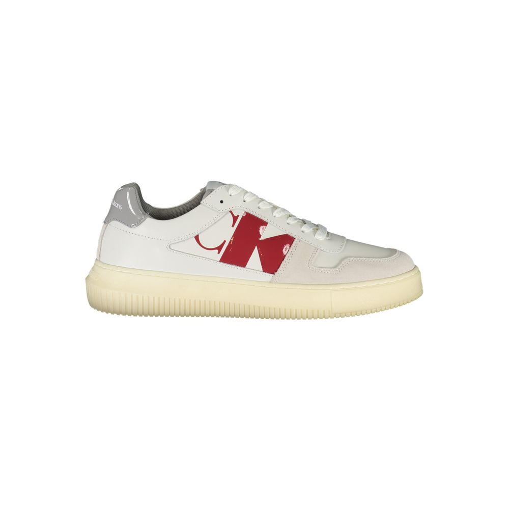Chaussures sneakers en cuir blanc pour homme de la marque Calvin Klein, style moderne et élégant.