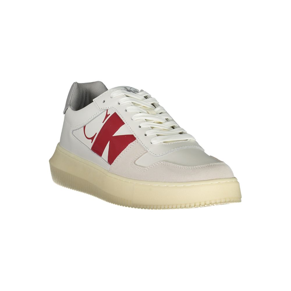 Chaussures de sport pour homme Calvin Klein en cuir blanc, baskets décontractées avec semelle blanche et design épuré.