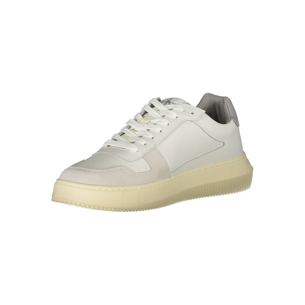 Sneaker pour homme Calvin Klein en cuir blanc, style décontracté et élégant, visible avec lacets et semelle blanche.