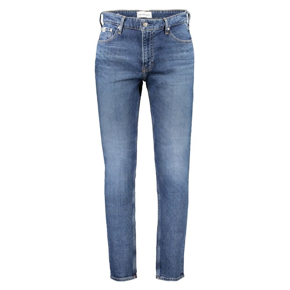 Jean homme en coton bleu de la marque Calvin Klein, coupe classique avec détails de couture visibles.