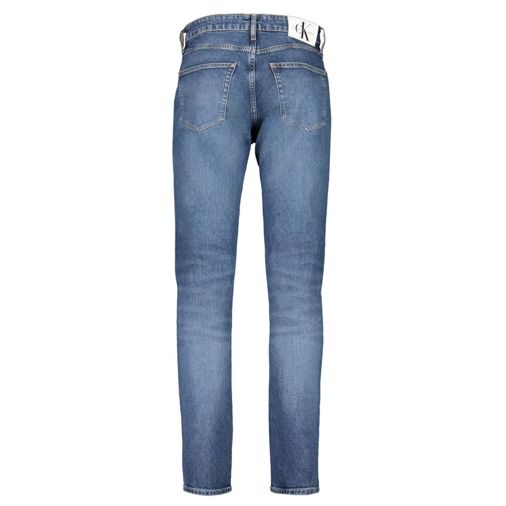 Jean homme en coton bleu de la marque Calvin Klein, coupe classique avec détails visibles dans l'image.