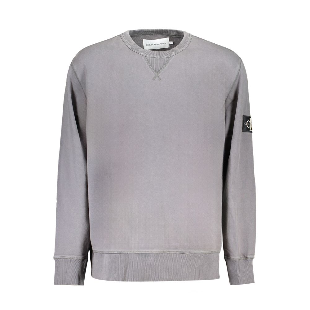Pull homme gris en coton de Calvin Klein, détail du col rond et des manches longues.