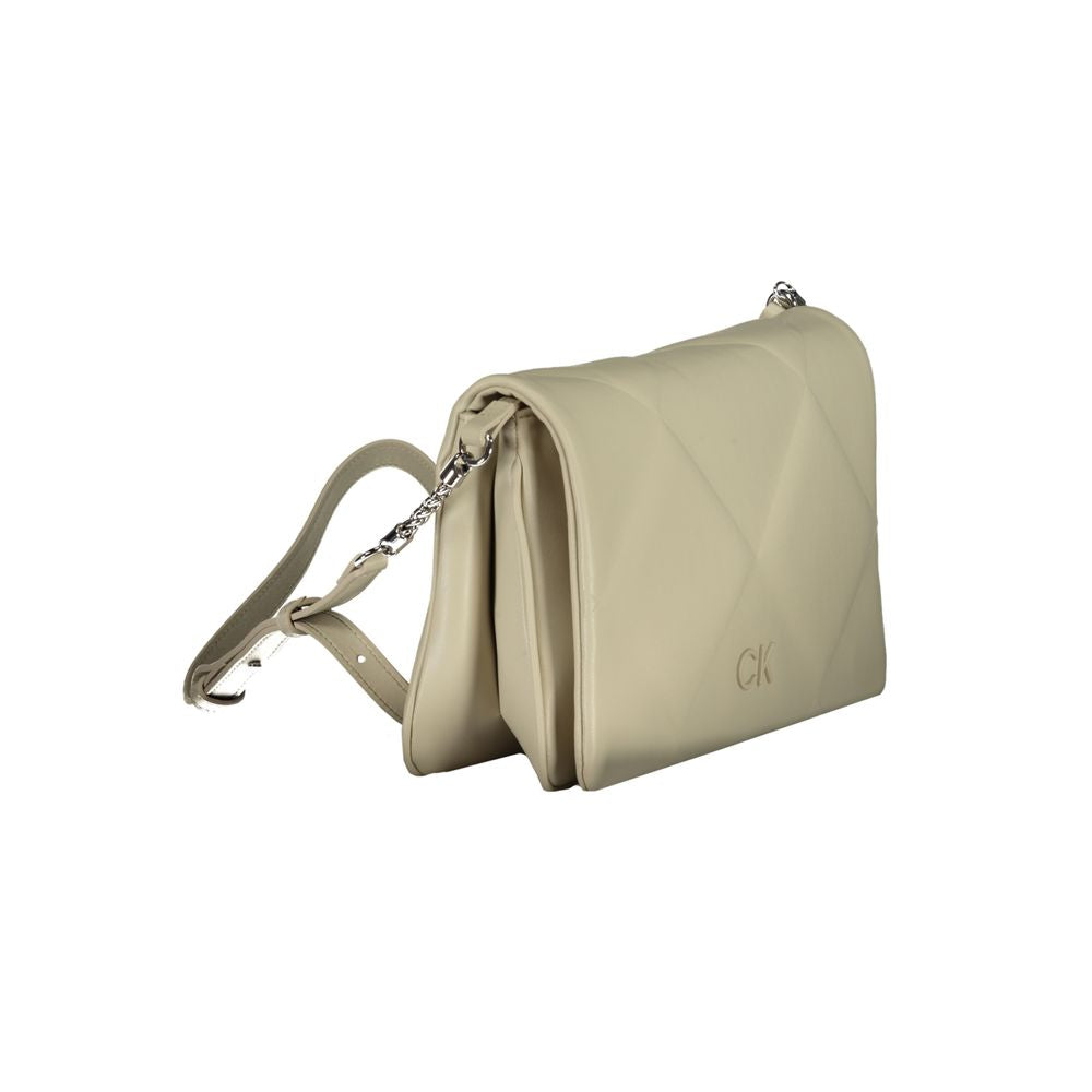 Sac à dos noir en polyester pour homme de la marque Calvin Klein, avec plusieurs poches et bretelles réglables.