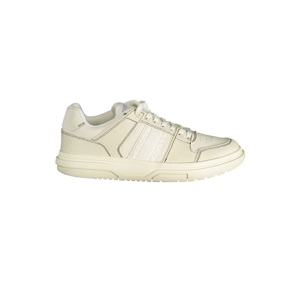Sneakers blanches en polyuréthane pour hommes de Tommy Hilfiger, vue de côté, avec semelle blanche et design moderne.