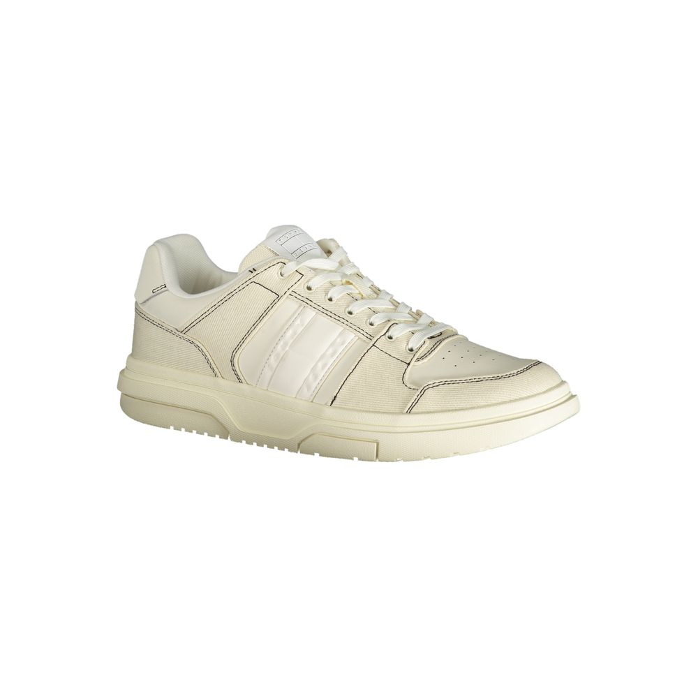 Sneakers blanches en polyuréthane pour hommes de Tommy Hilfiger, vue de côté avec semelle blanche et design moderne.