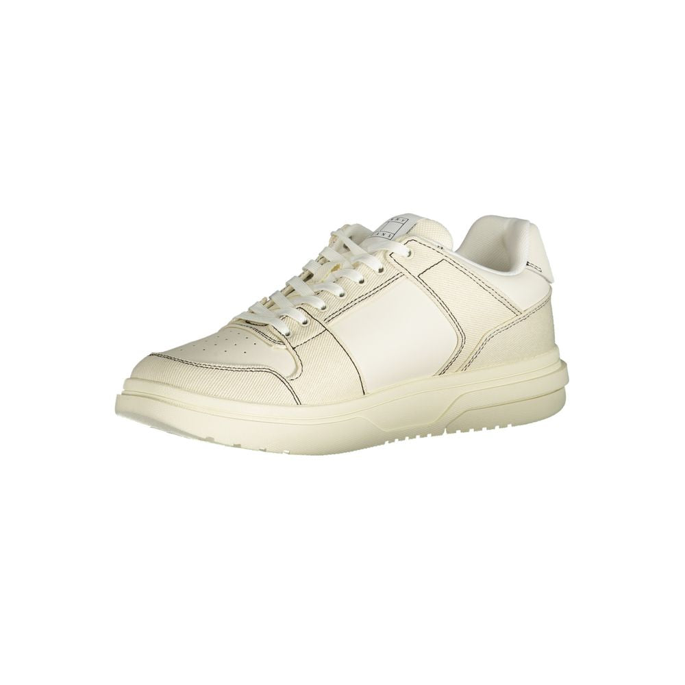 Sneakers blanches en polyurethane pour hommes de la marque Tommy Hilfiger, avec détails modernes et semelle blanche.