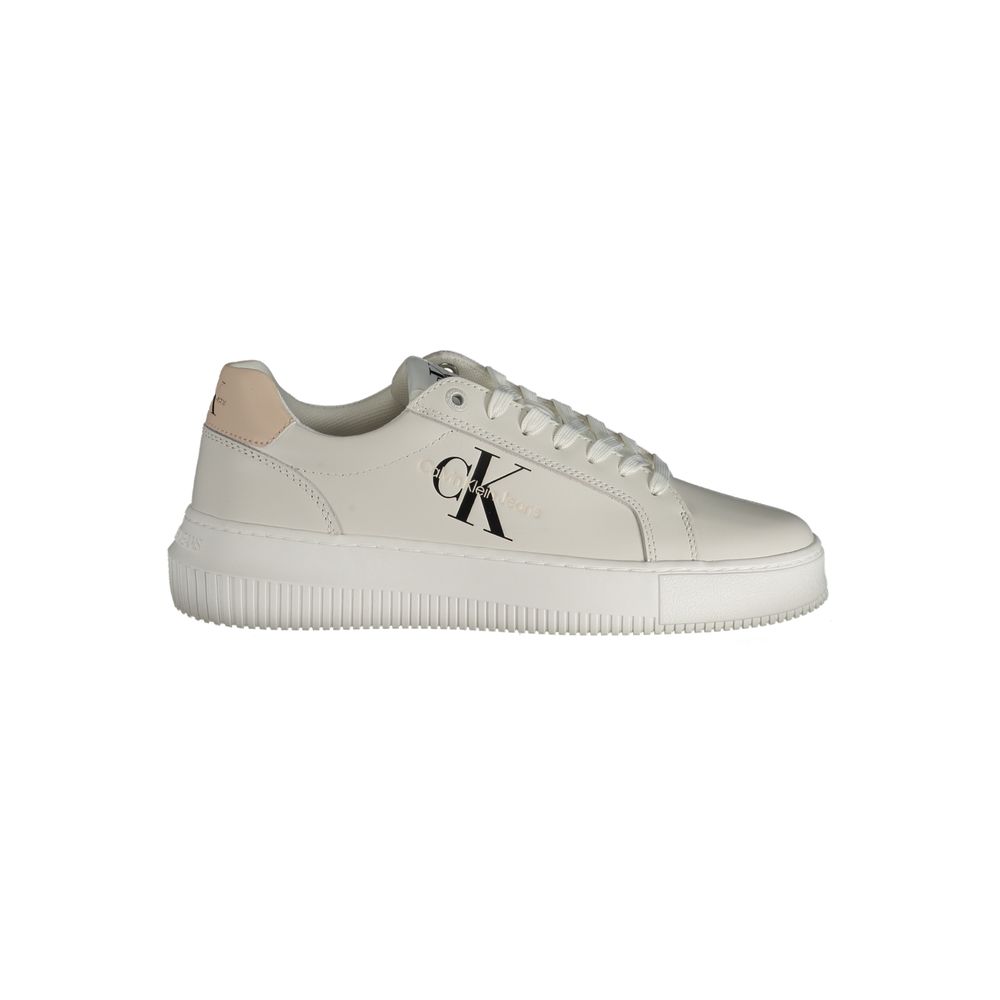 Sneakers pour femmes Calvin Klein en polyuréthane blanc, chaussure décontractée avec design moderne et confortable.