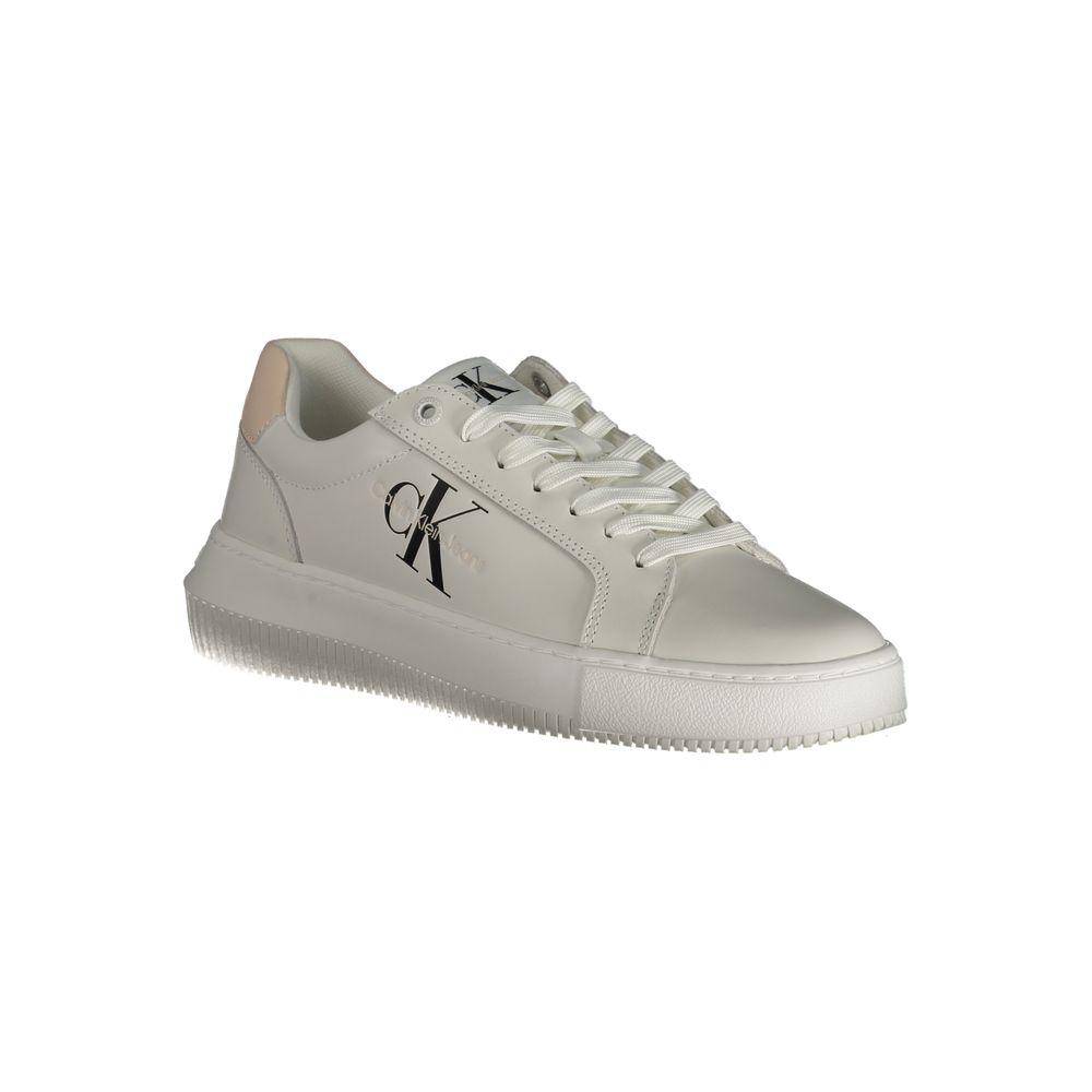 Sneakers pour femme Calvin Klein en polyuréthane blanc, style moderne et confortable, vue de face.