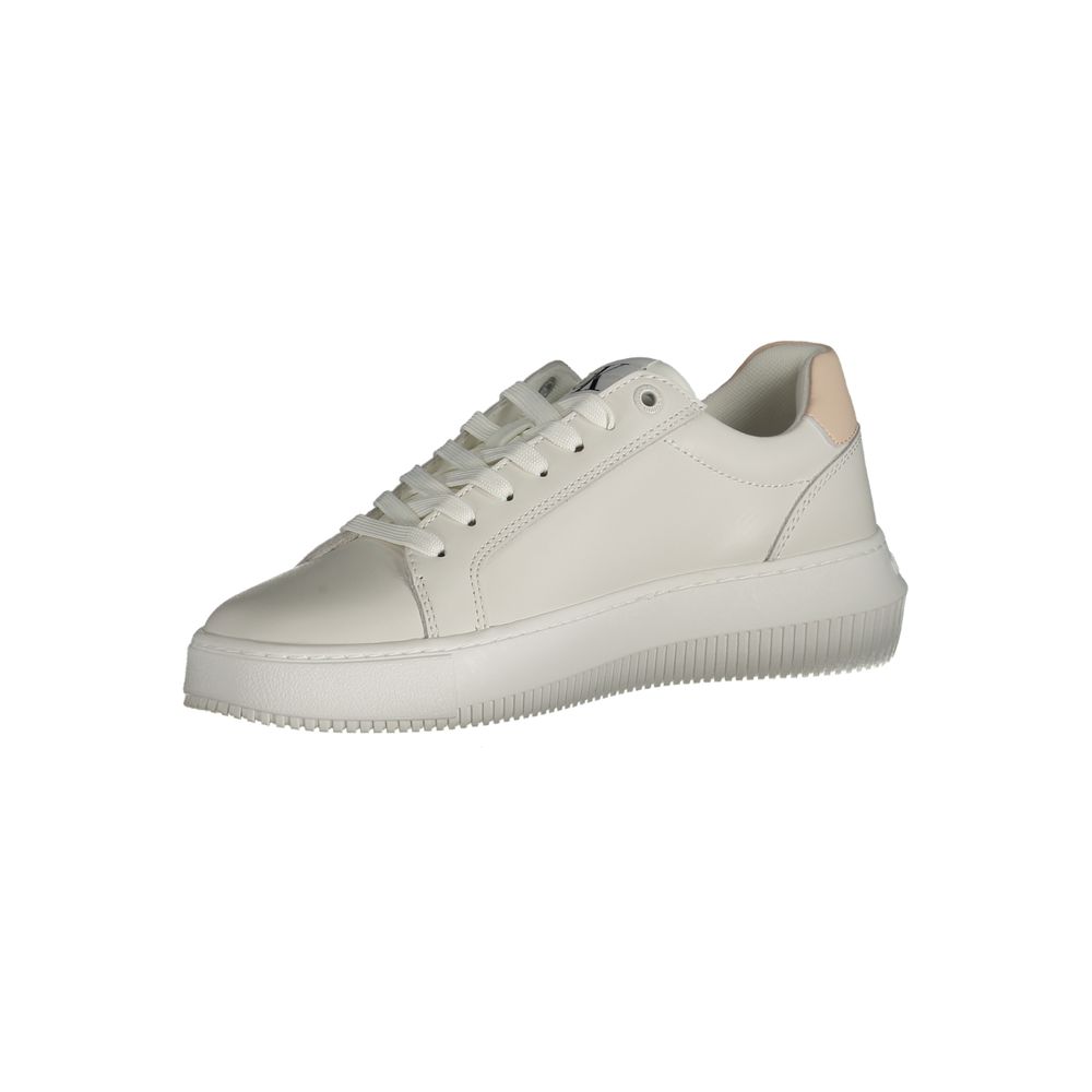 Sneakers pour femmes Calvin Klein en polyuréthane blanc, style moderne et confortable, vue de face sur fond neutre.