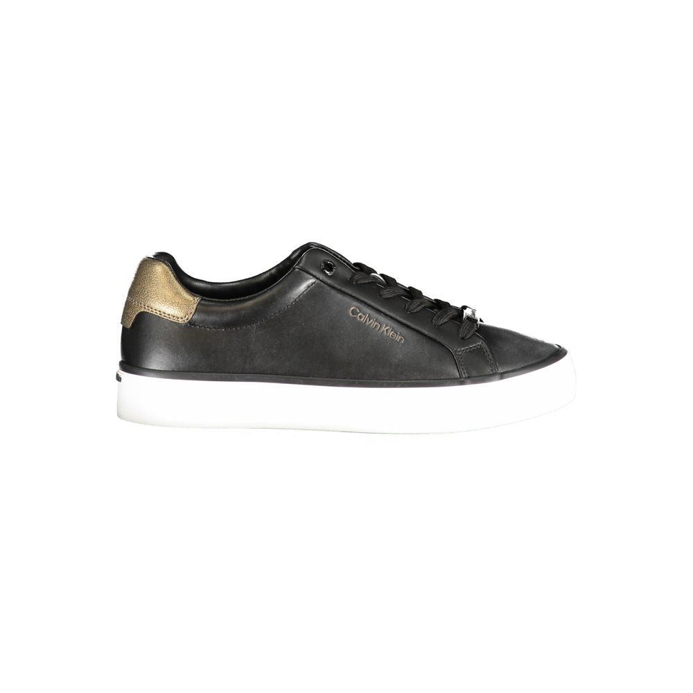 Sneakers pour femmes en cuir noir de Calvin Klein, vue en gros plan, style décontracté et moderne.