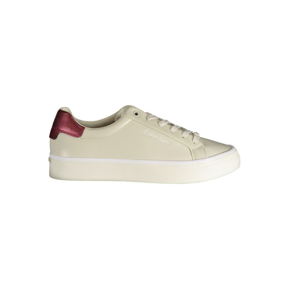 Chaussures sneakers en cuir beige pour femmes de la marque Calvin Klein, vue de côté avec détails de la semelle.