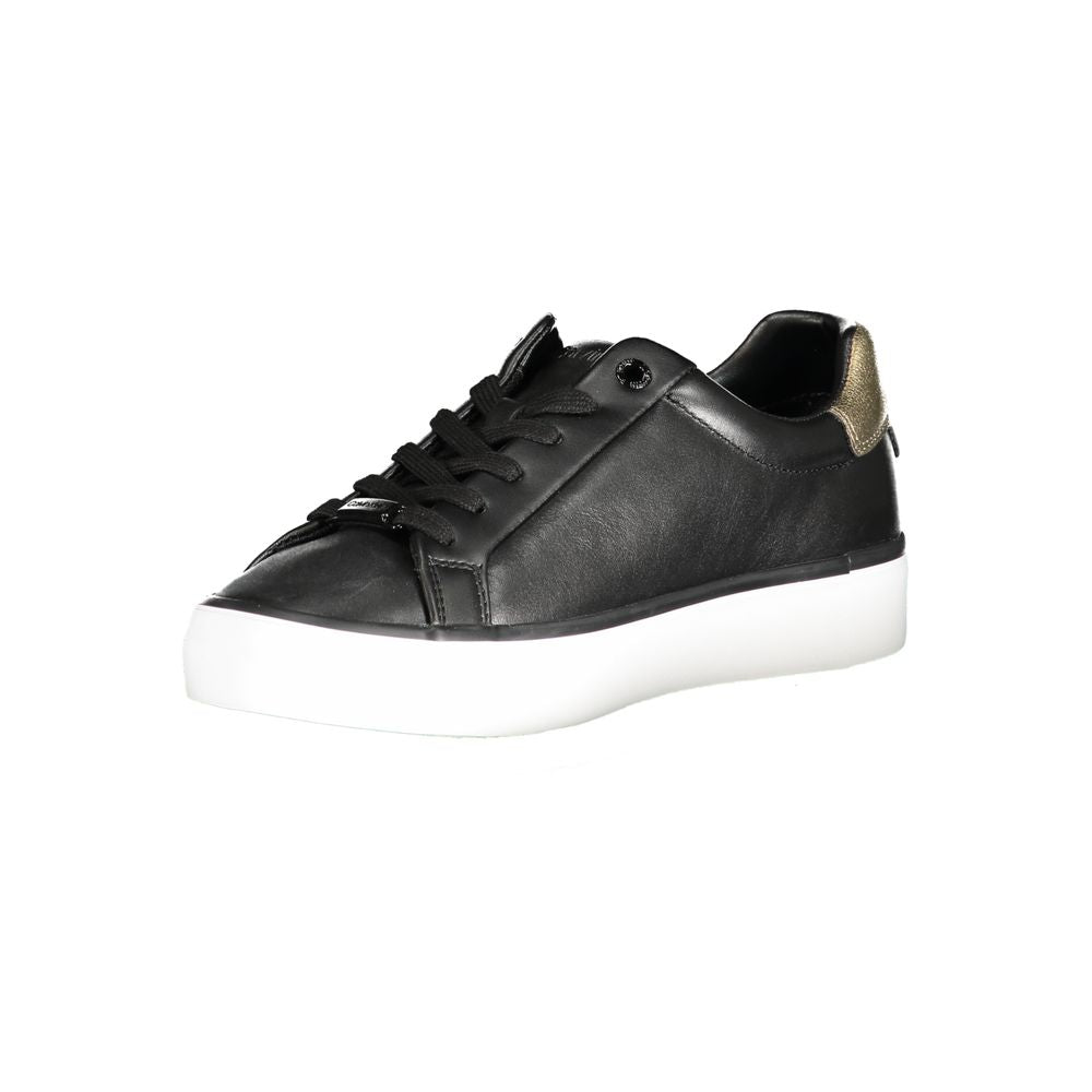 Sneakers pour femmes en cuir noir de Calvin Klein, chausson élégant et moderne, vue de côté.