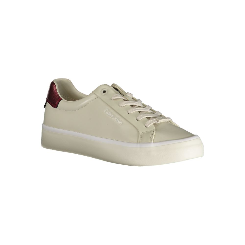 Sneakers pour femmes en cuir beige de Calvin Klein, semelle blanche, design élégant et confortable.