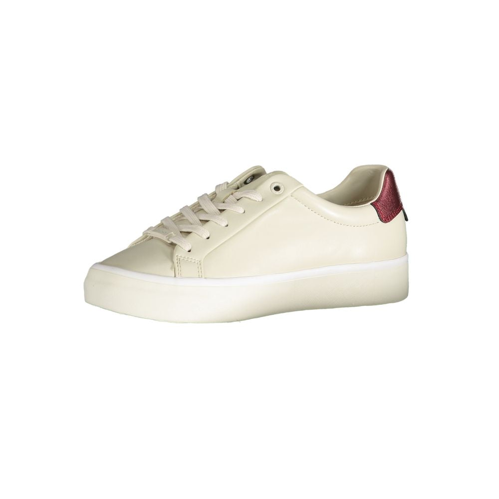 Sneakers pour femmes en cuir beige de la marque Calvin Klein, chaussures décontractées et élégantes.