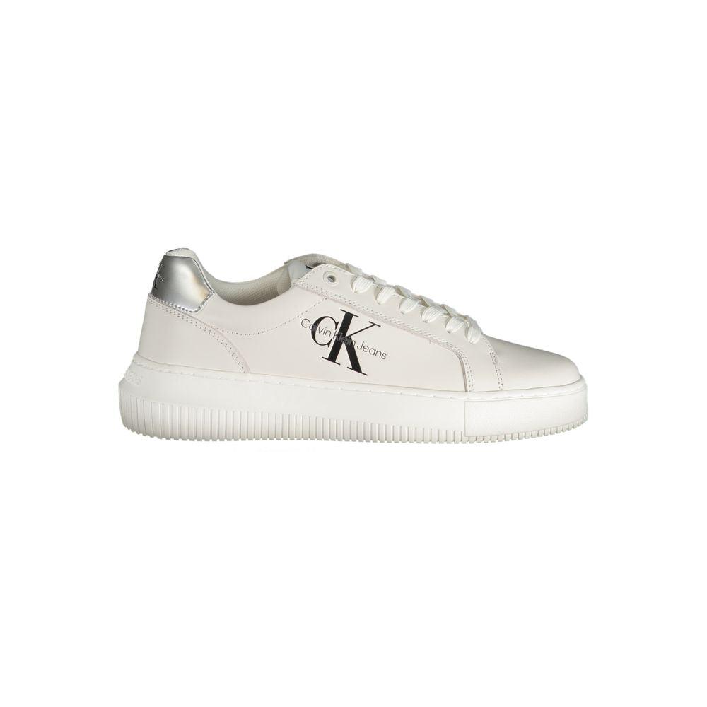 Sneakers blanches pour femmes de Calvin Klein en polyuréthane, design moderne et confortable.